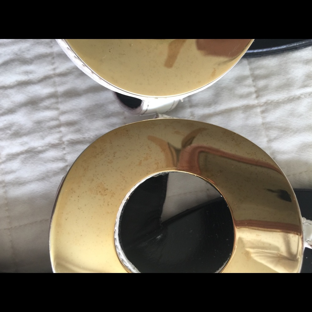 Giuseppe Zanotti white thong sandals w/gold circle - Picture 5 of 11